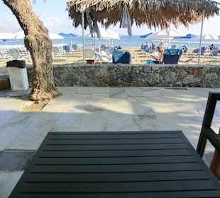 Blick von der Bar zum Strand