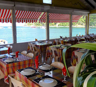 Tische über dem Wasser