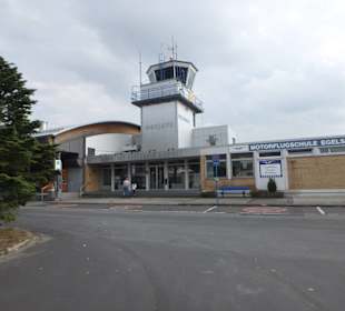 Außenansicht des Terminals mit Tower