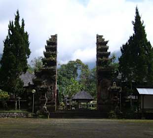 Eingang zum Luhurtempel