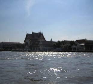 Eine Tempelanlage am Fluss.