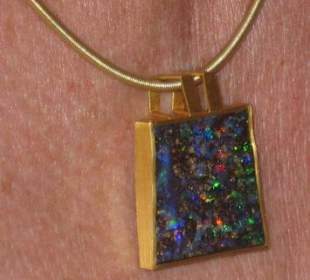 Opal (Boulder) in schlichter Goldkassette