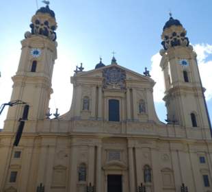 Die Theatinerkirche am Odeonsplatz
