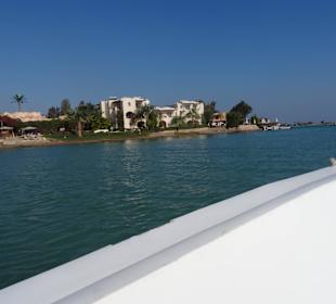 Mit dem Motorboot durch klein Venedig von Ägypten