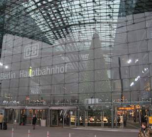 Hauptbahnhof Berlin mit Swarowski-Weihnachtsbaum