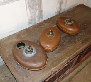 Historische Wärmflaschen im Schlafzimmer