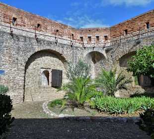 Wehrgänge um den Innenhof des Fort Liberia