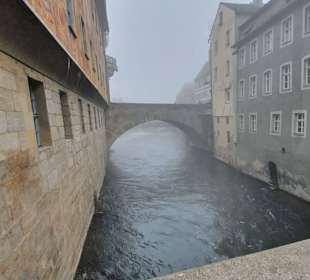 Über der Brücke