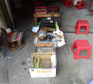 Buden am Eingang zu dem Love Wasserfall