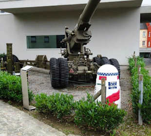 Kriegswaffen vor dem Eingang des Museums