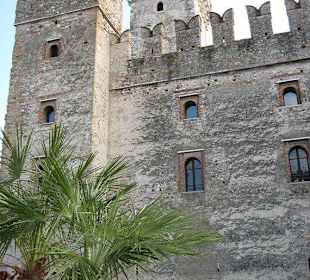 Mächtig am Rande der Stadt