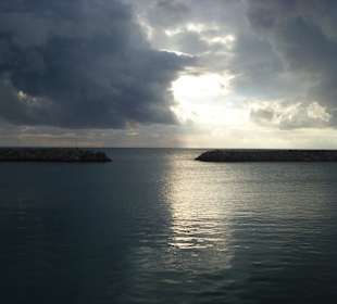 Die Einfahrt zum Hafen von Side 