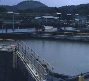 Die geschlossene Miraflores-Staustufe