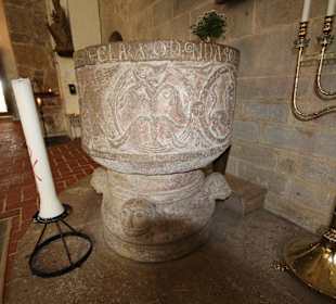 Taufe aus Gotländer Kalkstein