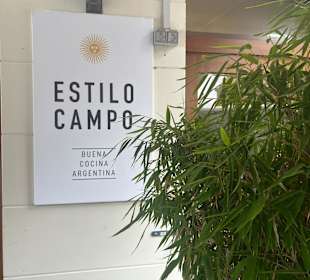 Schild, rechts vom Eingang