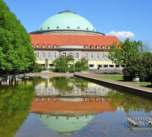 Die ehemalige Stadthalle vom Park aus gesehen