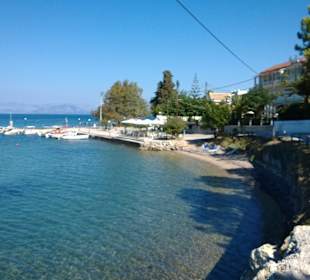 Straße von einem Restaurant zum Hotel