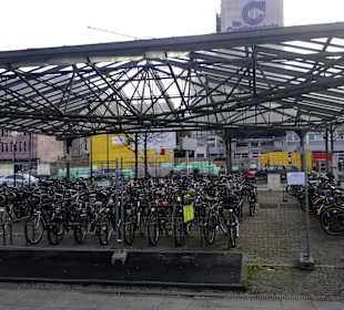Vom Bahnhof aus...unzählige Fahrräder
