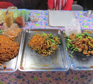 Der Bangtao Nacht-Markt mit Angeboten 001