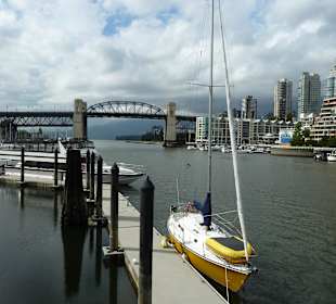 Granville Island mit Burrard Bridge