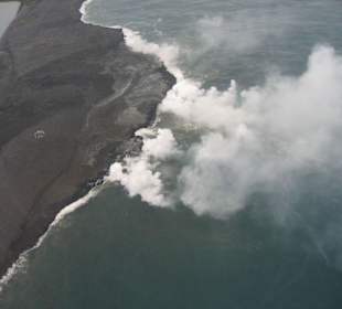 Lava fließt ins Meer