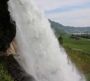 Blick hinter den Steinsdalsfossen