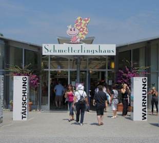 Wejście do pawilonu z motylami i nie tylko 