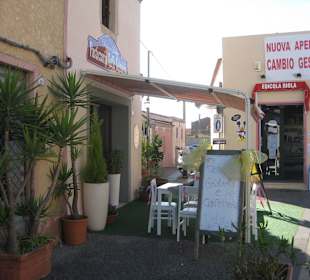 Blick von der Straße auf das Cafe