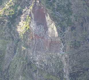 Der Felsabbruch am Weg vom  Pico Arieiro