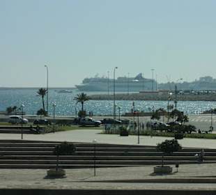 Blick von der Kathedrale auf den Hafen