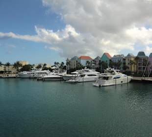 Kleinere Jachten im Hafen des Atlantis