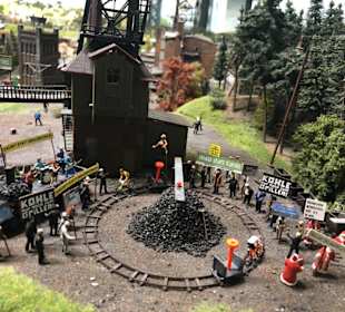 Demonstrierende Weihnachtsmänner 