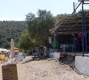 Strand+Liegen (frei) vor der Taverne