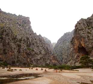 Kies und bizarre Felsen