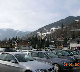 Parking przed ośrodkiem