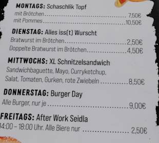 Beim Bratwurststand / Grillstand HausGemacht Essen