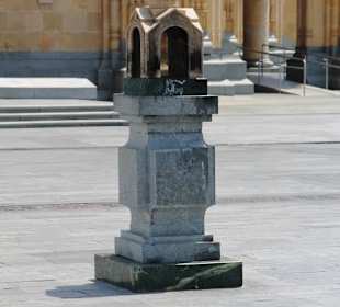 Sameba-Kathedrale - Statue vor der Kirche