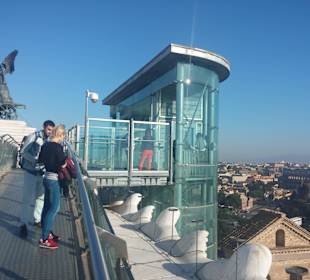 Gläserner Lift zur Aussichtsplattform
