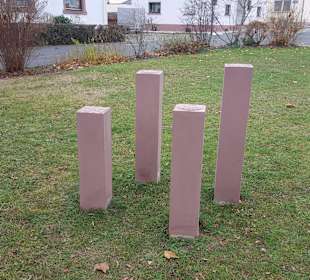 Sandsteinstelen am Saint-Maurice-Platz