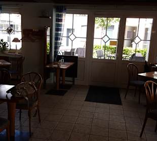 Im Sommer schöne Terrasse vor dem Cafe