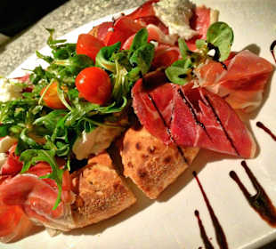 Focaccia mit Rohschinken und Büffelmozzarella