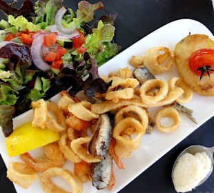 Gemischte frittierte Fischplatte als Vorspeise