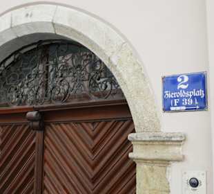 Zieroldsplatz, Tür zum Neuen Rathaus