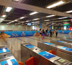 Durchgang zu den Zügen