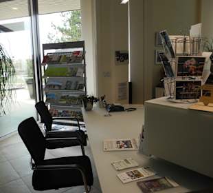 Touristen Info mit Sitzgelegenheit