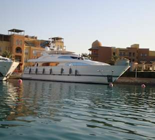 Grösste Yacht im Hafen von El Gouna