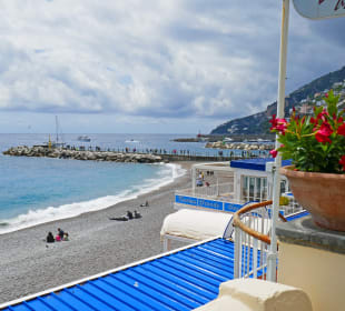 Schöne Aussicht auf das Meer und Strand