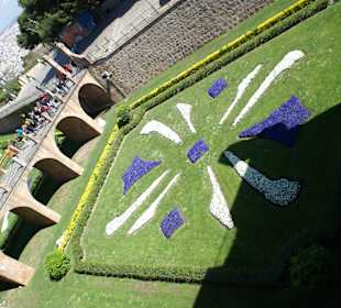 Gartenanlage und Eingangsbrücke