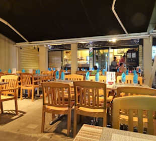 Tische auf der Terrasse des Le Laetizia