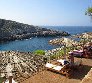 Schöne angelegte Terrassen mit Liegestühlen